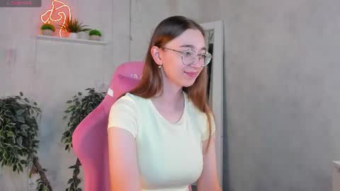 Snapshot of lucyy_green chatting on June 23, 1:14 am Lucy online show from June 23, 1:14 am