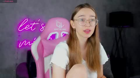 Snapshot of lucyy_green chatting on June 29, 12:39 am Lucy online show from June 29, 12:39 am