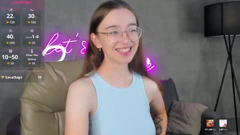 Snapshot of lucyy_green chatting on July 30, 12:42 am Lucy online show from July 30, 12:42 am