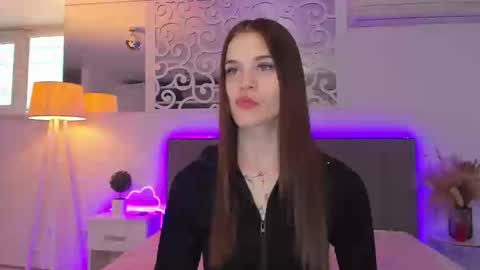 Snapshot of luisaclover chatting on February 21, 1:45 pm LuisaClover online show from February 21, 1:45 pm