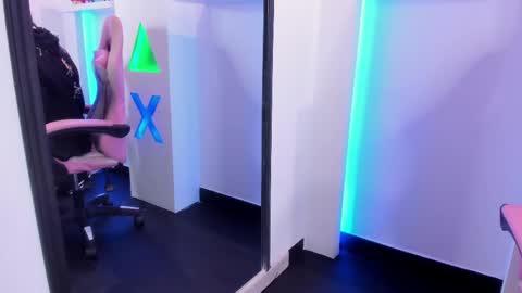 Snapshot of lullaby_charade chatting on October 22, 12:05 pm Cookie online show from October 22, 12:05 pm