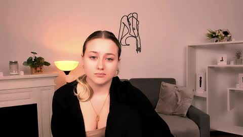 Lily online show from April 8, 9:37 pm