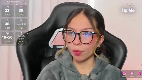 Snapshot of luluuberry chatting on December 14, 2:11 pm luluuberry online show from December 14, 2:11 pm