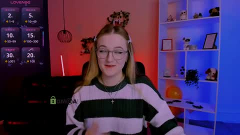 luna_berryy online show from April 12, 7:30 pm