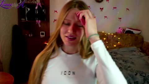 luna_evan online show from April 15, 8:32 am