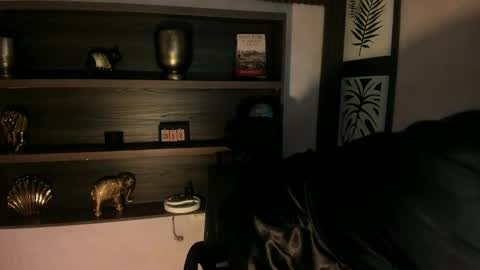 luna_ferrari online show from April 17, 12:30 pm