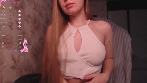 Snapshot of luna_loveisgood chatting on November 2, 5:43 am Luna online show from November 2, 5:43 am