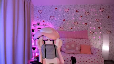 Snapshot of luna_moran chatting on February 14, 6:45 am Lina online show from February 14, 6:45 am