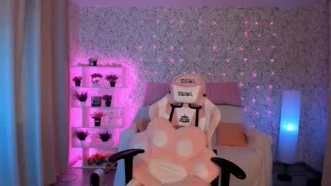 Snapshot of luna_moran chatting on March 12, 7:02 am Lina online show from March 12, 7:02 am