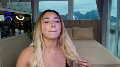 Snapshot of luna_velvvet chatting on July 5, 7:10 pm Luna online show from July 5, 7:10 pm