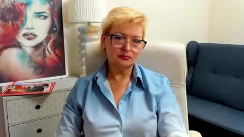 L u n a online show from April 15, 6:42 am