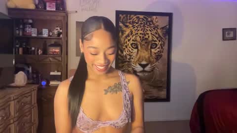 lunaa_11 online show from December 3, 5:45 pm