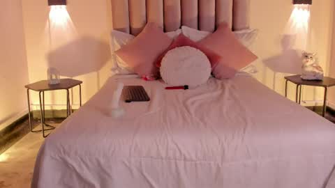 lunaa_moonn online show from April 17, 8:01 pm