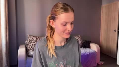 Snapshot of lunacyy chatting on September 21, 6:26 am Britney online show from September 21, 6:26 am