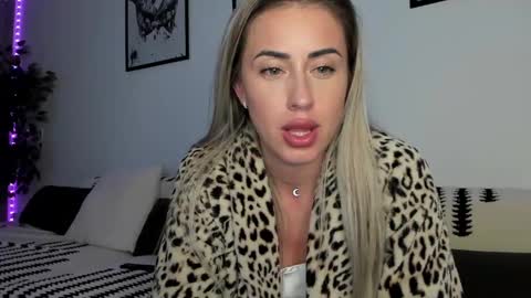 Laura online show from February 5, 10:33 pm