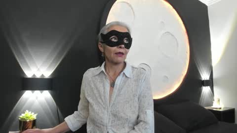 lunamisteriosa_ online show from February 5, 11:48 am