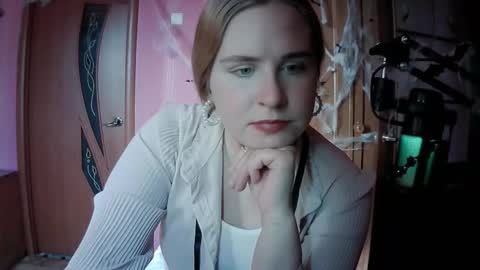 Snapshot of lunamystique_ chatting on November 7, 9:53 am lunamystique_ online show from November 7, 9:53 am