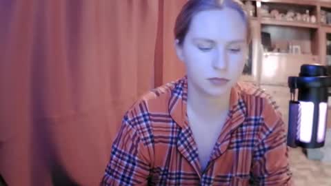 Snapshot of lunamystique_ chatting on February 19, 9:49 am lunamystique_ online show from February 19, 9:49 am