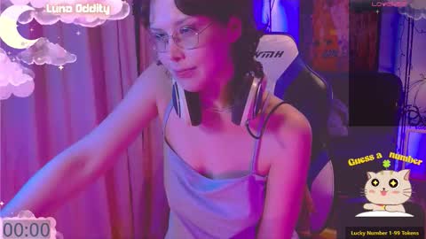 Snapshot of lunaoddity chatting on October 27, 11:20 pm Luna online show from October 27, 11:20 pm