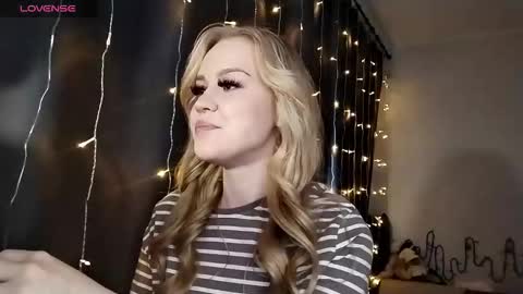 lunapeony online show from December 16, 6:51 am