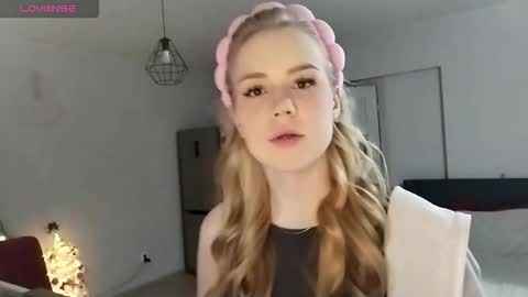 lunapeony online show from December 19, 9:11 pm