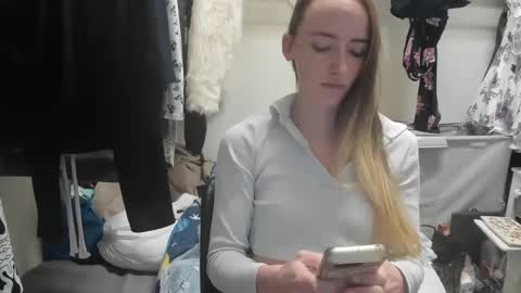 Snapshot of lunapixie2020 chatting on December 17, 2:23 am lunapixie2020 online show from December 17, 2:23 am