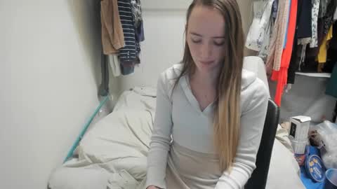 Snapshot of lunapixie2020 chatting on December 30, 9:59 am lunapixie2020 online show from December 30, 9:59 am