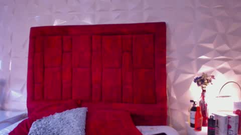 Snapshot of lunariddle chatting on December 11, 12:02 pm .. .. online show from December 11, 12:02 pm