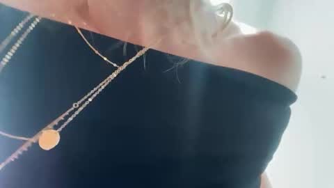 lunarose17 online show from February 18, 8:38 pm