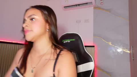 lunataylorr online show from October 10, 12:26 pm