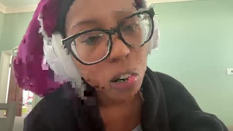 Snapshot of lunchboxgirl chatting on October 7, 2:47 pm lunchboxgirl online show from October 7, 2:47 pm