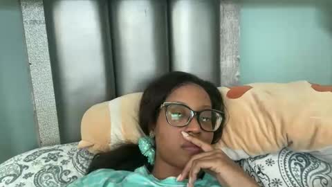 Snapshot of lunchboxgirl chatting on April 19, 2:16 pm lunchboxgirl online show from April 19, 2:16 pm