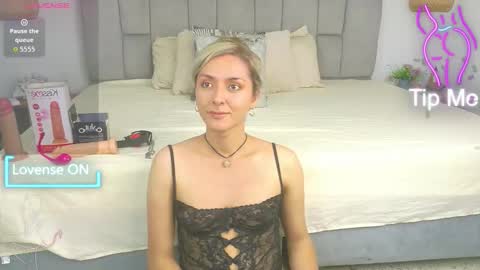 lunitadiva online show from October 27, 1:59 pm