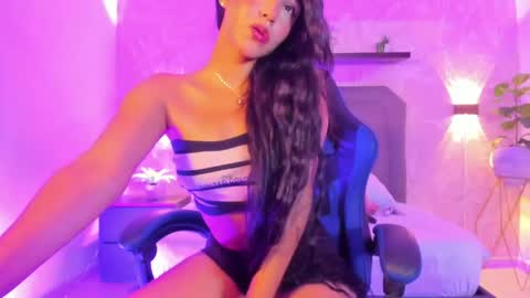 Snapshot of lunna_celeste chatting on May 20, 12:33 pm L U N A online show from May 20, 12:33 pm