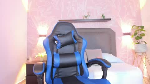 Snapshot of lunna_celeste chatting on June 11, 1:09 pm L U N A online show from June 11, 1:09 pm