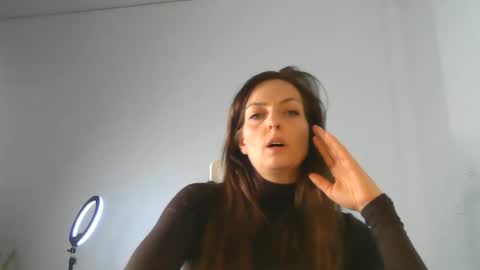 Snapshot of lusisart chatting on February 15, 9:33 pm Lusisart online show from February 15, 9:33 pm