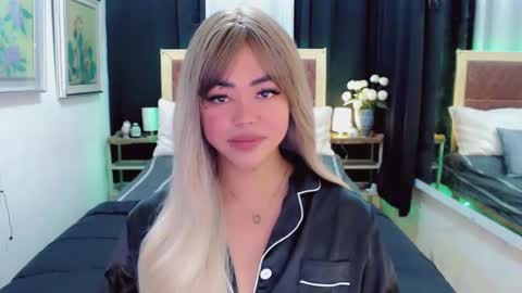 Snapshot of lustfuloffendertrina chatting on January 8, 7:24 am Trina online show from January 8, 7:24 am