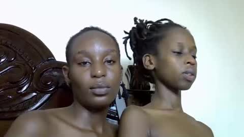 lutino_lovebirds online show from April 14, 8:37 pm