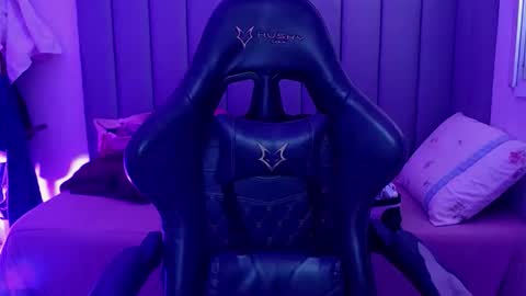 Snapshot of luuuh011s chatting on December 3, 2:37 pm luuuh011s online show from December 3, 2:37 pm