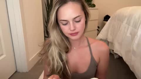 Aimee online show from December 1, 3:00 am