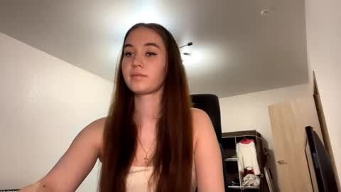 Snapshot of luveniacamero chatting on December 18, 9:21 pm Luna Muna online show from December 18, 9:21 pm