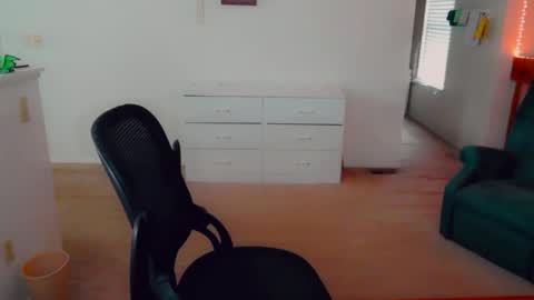 Snapshot of luvs2bbritney chatting on January 16, 8:35 pm Britney online show from January 16, 8:35 pm