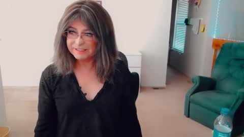 Snapshot of luvs2bbritney chatting on January 18, 8:01 pm Britney online show from January 18, 8:01 pm