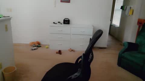 Snapshot of luvs2bbritney chatting on March 2, 5:53 pm Britney online show from March 2, 5:53 pm