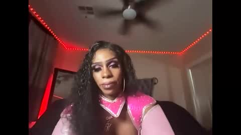 Snapshot of luvvlee chatting on November 1, 12:07 pm luvvlee online show from November 1, 12:07 pm