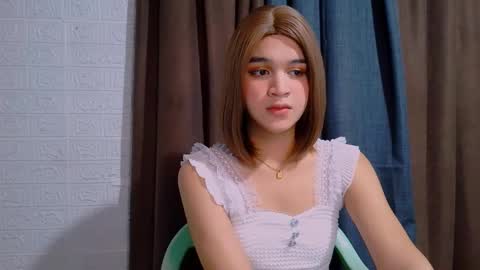 queen lux online show from February 17, 5:15 am