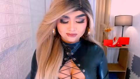 Snapshot of luxsasha chatting on October 16, 8:15 am Sasha Blaire online show from October 16, 8:15 am