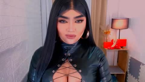 Snapshot of luxsasha chatting on October 27, 8:40 am Sasha Blaire online show from October 27, 8:40 am