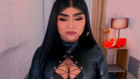 Snapshot of luxsasha chatting on October 28, 7:23 am Sasha Blaire online show from October 28, 7:23 am