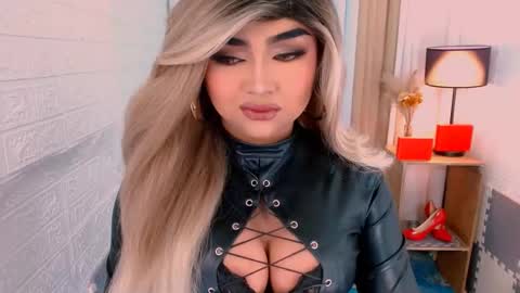 Snapshot of luxsasha chatting on November 7, 2:00 am Sasha Blaire online show from November 7, 2:00 am